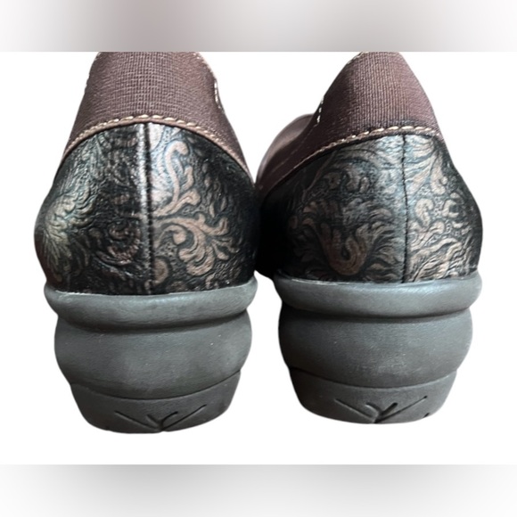 White Mountain Happy Embossed Tooled Leather Shoe Clogs Brown Slip On Clog - Picture 9 of 10